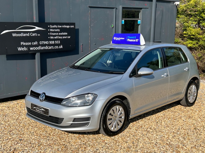 View VOLKSWAGEN GOLF S TDI BLUEMOTION TECHNOLOGY